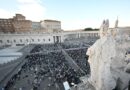 Miles de fieles se congregan en el Vaticano en espera de la primera fumata tras inicio del cónclave