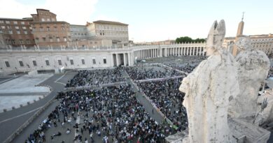 Miles de fieles se congregan en el Vaticano en espera de la primera fumata tras inicio del cónclave