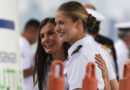 La reina Letizia recibe a la princesa durante la escala del buque escuela Elcano en Panamá