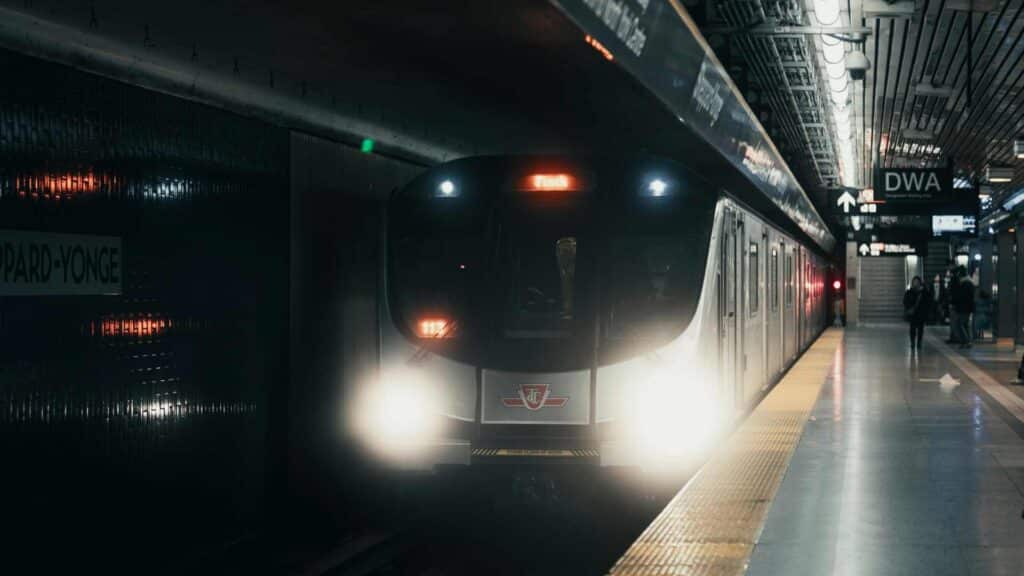 Detienen a hombre por provocar incendio en tren del metro de Seúl; más de 400 evacuados 1 7 9