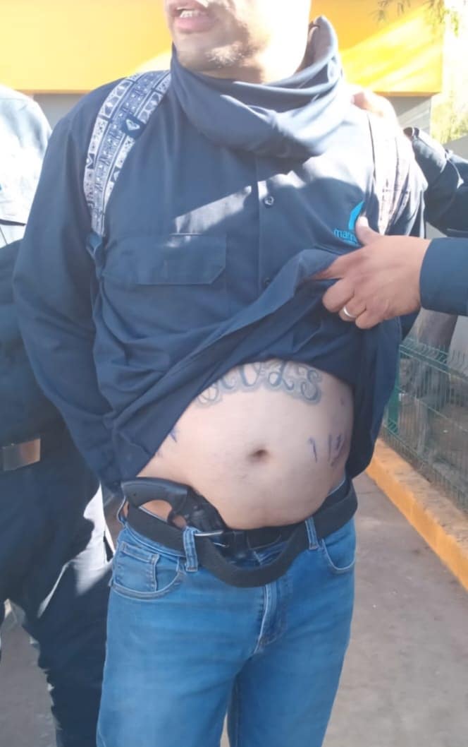 Cae sujeto con pistola de juguete