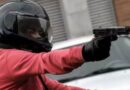 Denuncian a joven armado