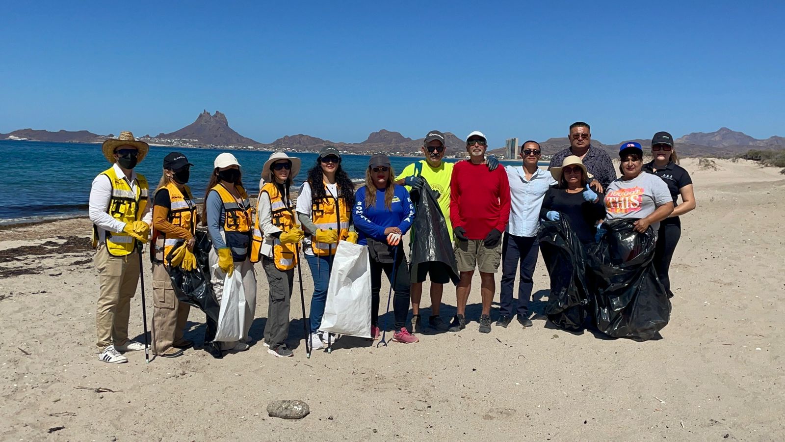Realizan limpieza en bahía Delfín
