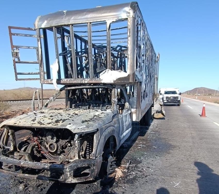 Se incendia vehículo; hay pérdidas materiales totales 1 WhatsApp Image 2025 05 28 at 10.53.06 AM