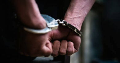 Arrestan a par de molestos sujetos