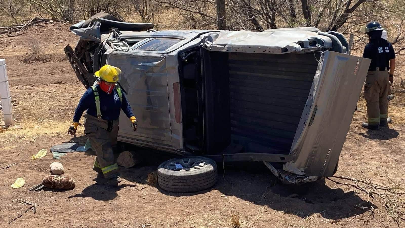 Tres heridos en volcadura al norte de Guaymas