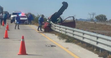 Muere joven prensado al interior de auto