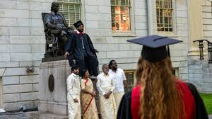 Harvard impugna en tribunales orden de Trump que prohíbe entrada de estudiantes y profesores extranjeros