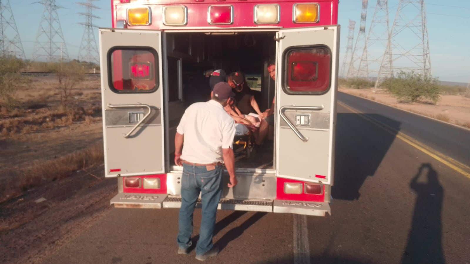 Dos menores y un adulto heridos en volcadura