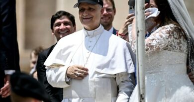 León XIV presume en el Vaticano gorra de los Chicago White Sox
