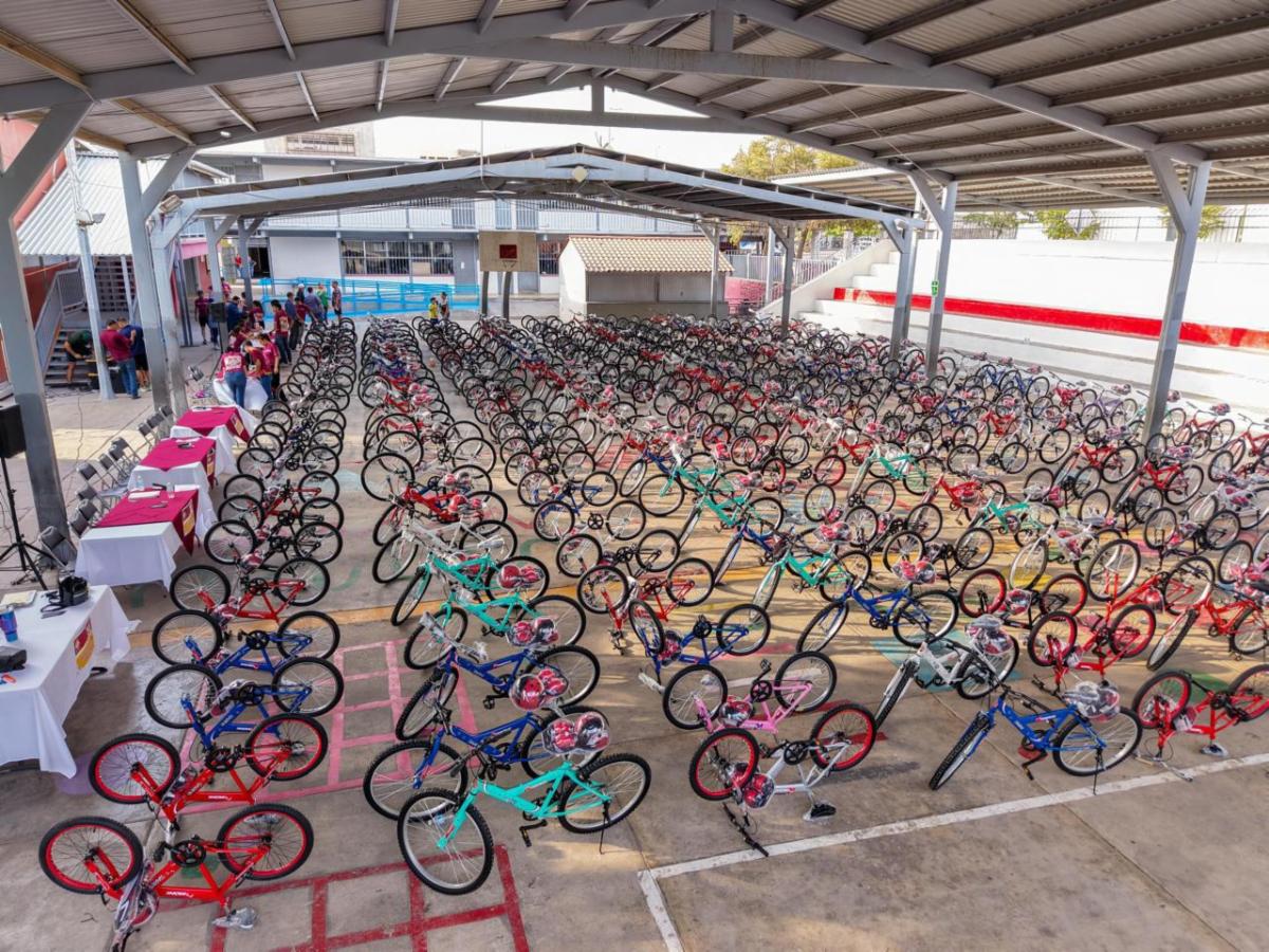 Cumple Gobernador Alfonso Durazo compromiso con la niñez sonorense al entregar bicicletas y kits de seguridad