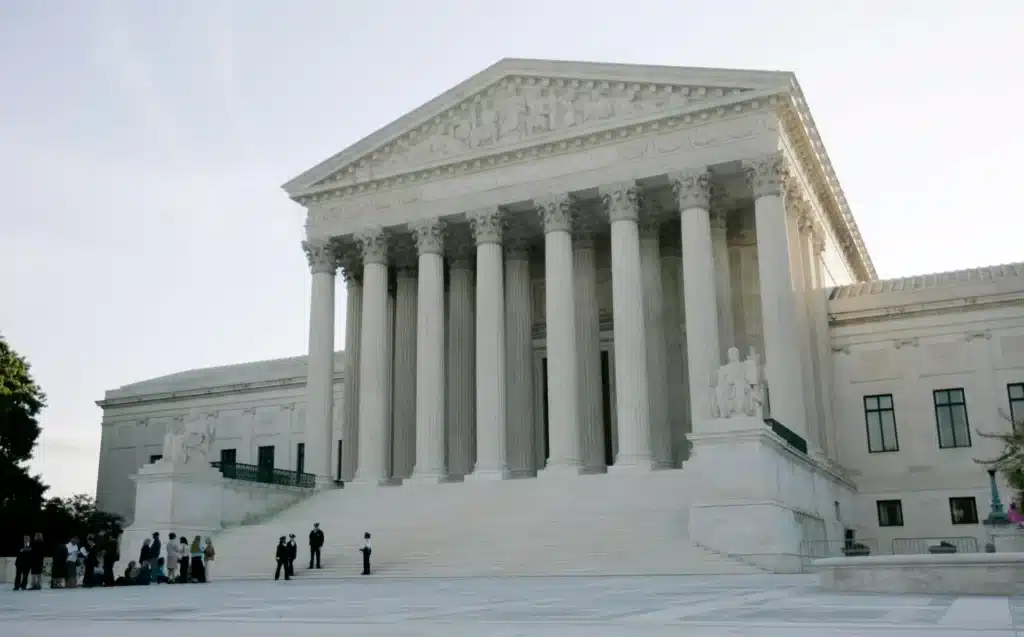 Supremo de EE.UU. permite a Trump reanudar los despidos masivos en el Gobierno 1 19