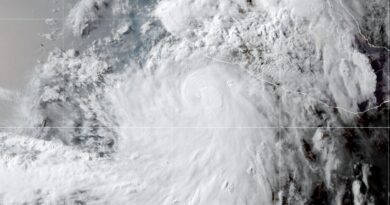 Huracán Flossie se fortalece frente a las costas del Pacífico mexicano y activa alertas en varios estados