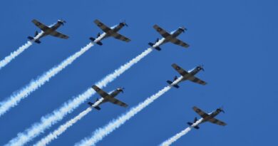 Disfrutan familias de espectáculo acrobático aéreo en Guaymas