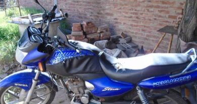 Se llevan la motocicleta