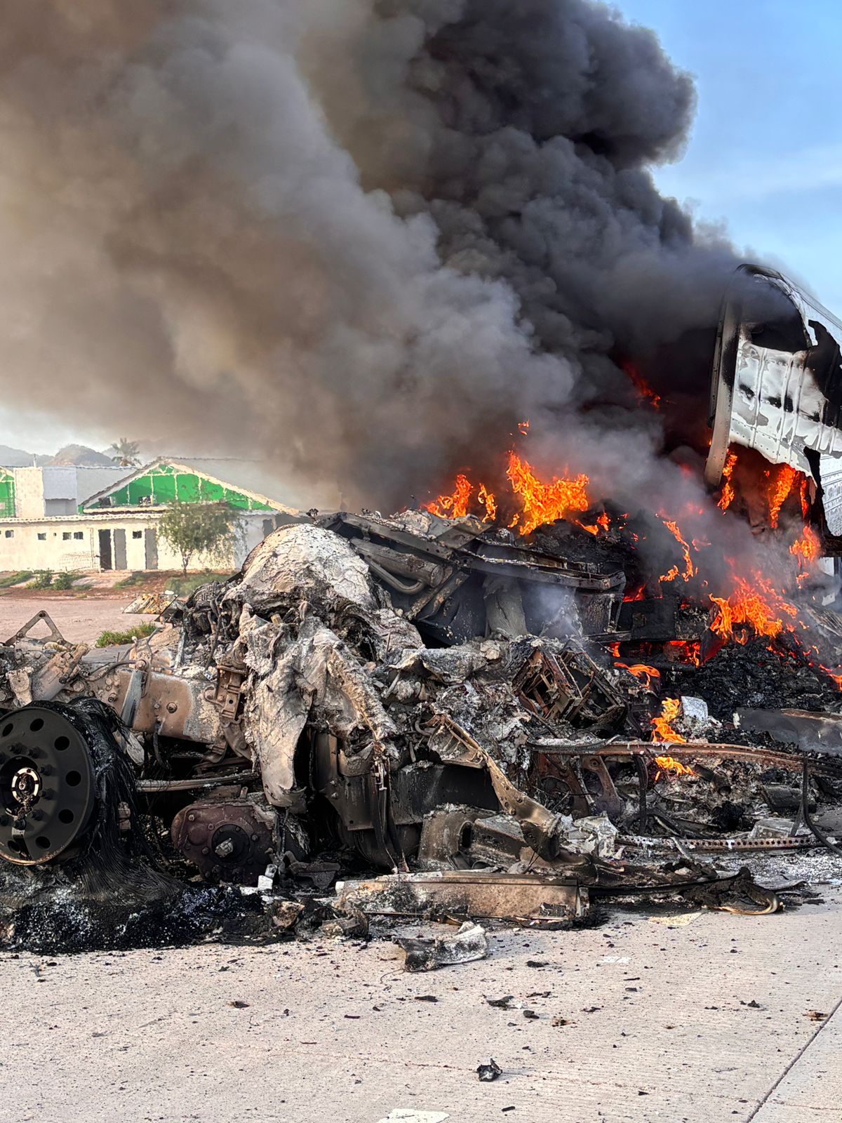 Muere chófer de tráiler calcinado