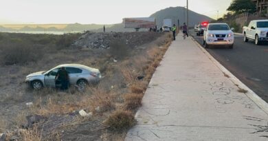 Se sale auto de camino; conductor resultó ileso