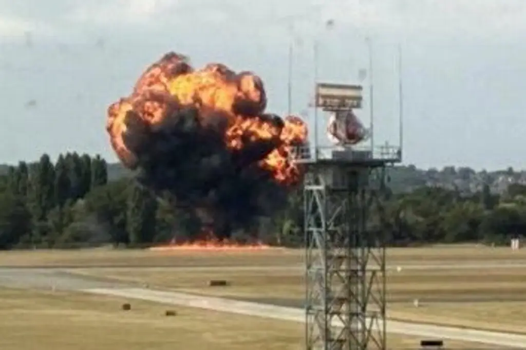 Avioneta se estrella y explota tras despegar de aeropuerto de londres 1 7 1