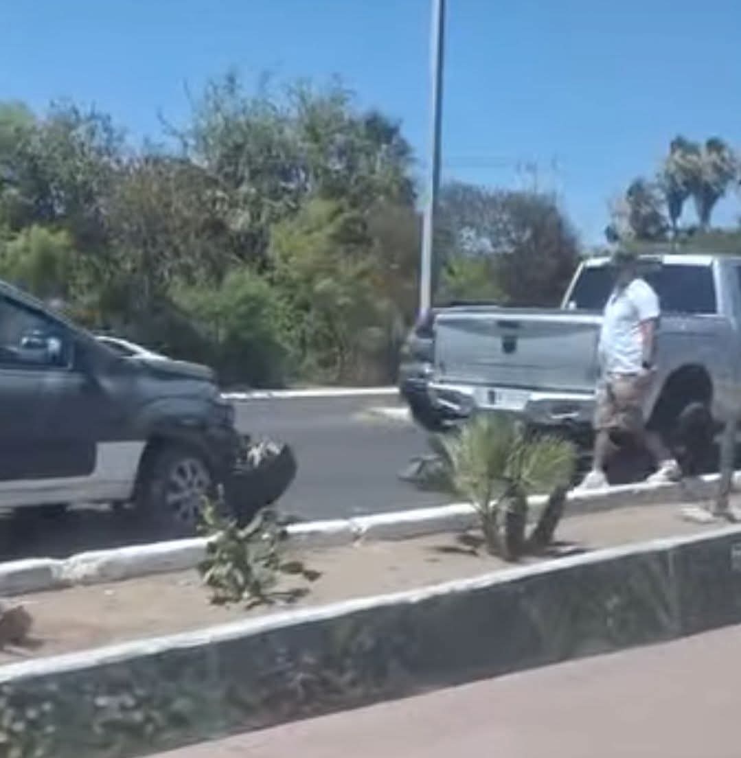 Chocan a pick up en el bulevar Tetakawi