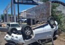 Resultan madre e hijo lesionados en volcadura