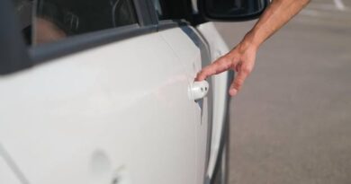 Captan momento cuando sujeto intenta abrir auto ajeno