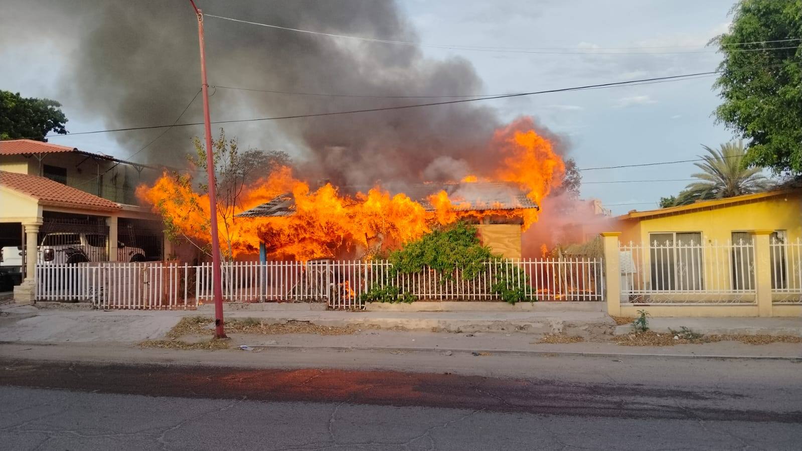 Se registra incendio de vivienda antigua en Empalme