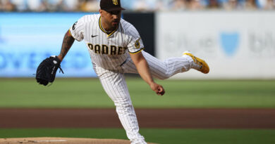 Cortés domina a Dodgers y Padres toman el liderato divisional