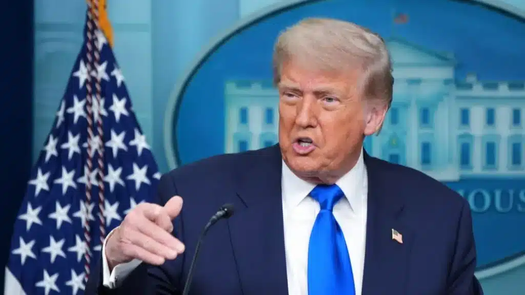 Trump firma orden ejecutiva para investigar la quema de bandera, desafiando a la Corte Suprema 1 35