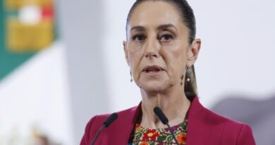 Sheinbaum cuestiona a exconsejeros del INE por críticas a reforma electoral