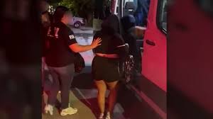 Rescatan a 15 mujeres víctimas de trata de personas durante cateo a un bar en Tulum