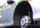 Roban llantas a carro en San Carlos