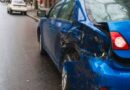 Choca contra autos estacionados y huye conductor