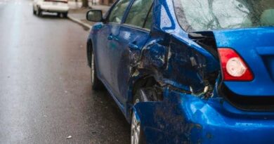Choca contra autos estacionados y huye conductor