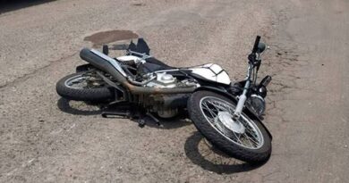 Se lesiona mujer al caer de motocicleta