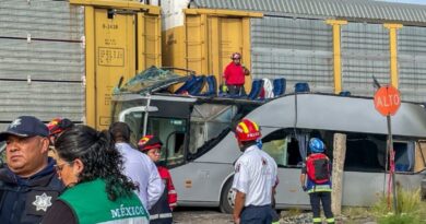 Aumentan a diez los muertos en accidente de autobús y tren en el Estado de México