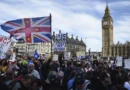 Manifestaciones opuestas en Londres: Miles marchan contra la inmigración, mientras otra protesta exige derechos para los refugiados