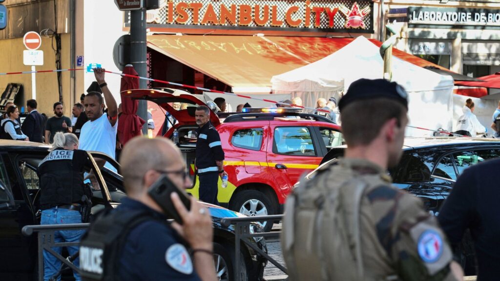 Policía abate a hombre que apuñaló a cinco personas en Marsella 1 17