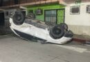 Conductora  provoca choque-volcamiento