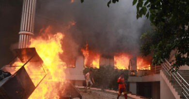 Protestas masivas en Nepal: manifestantes incendian el Parlamento y fuerzan la renuncia del primer ministro