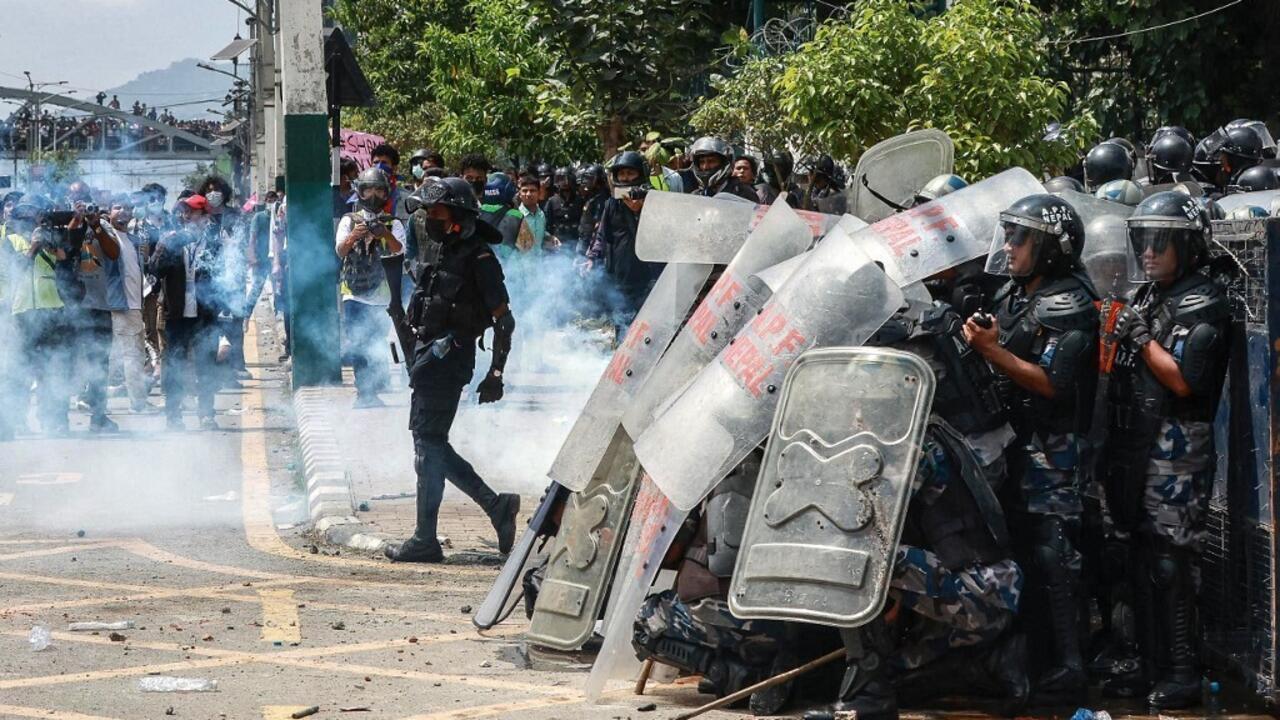 Ola de violencia en Nepal deja al menos 25 muertos tras protestas por bloqueo de redes sociales
