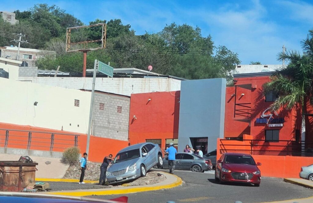 Auto queda embancado 1 FB IMG 1756602570802