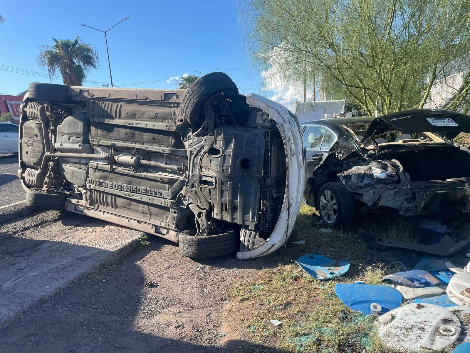 Se impacta contra vehículos estacionados