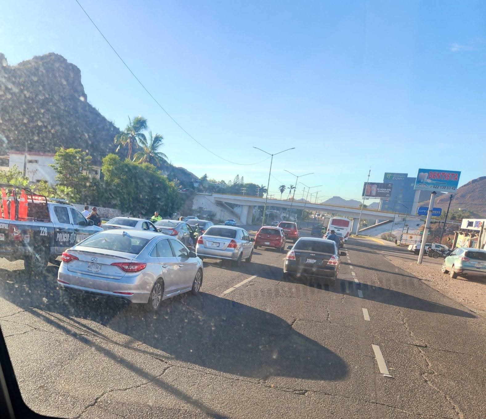Triple choque de autos a la altura del puente de Miramar