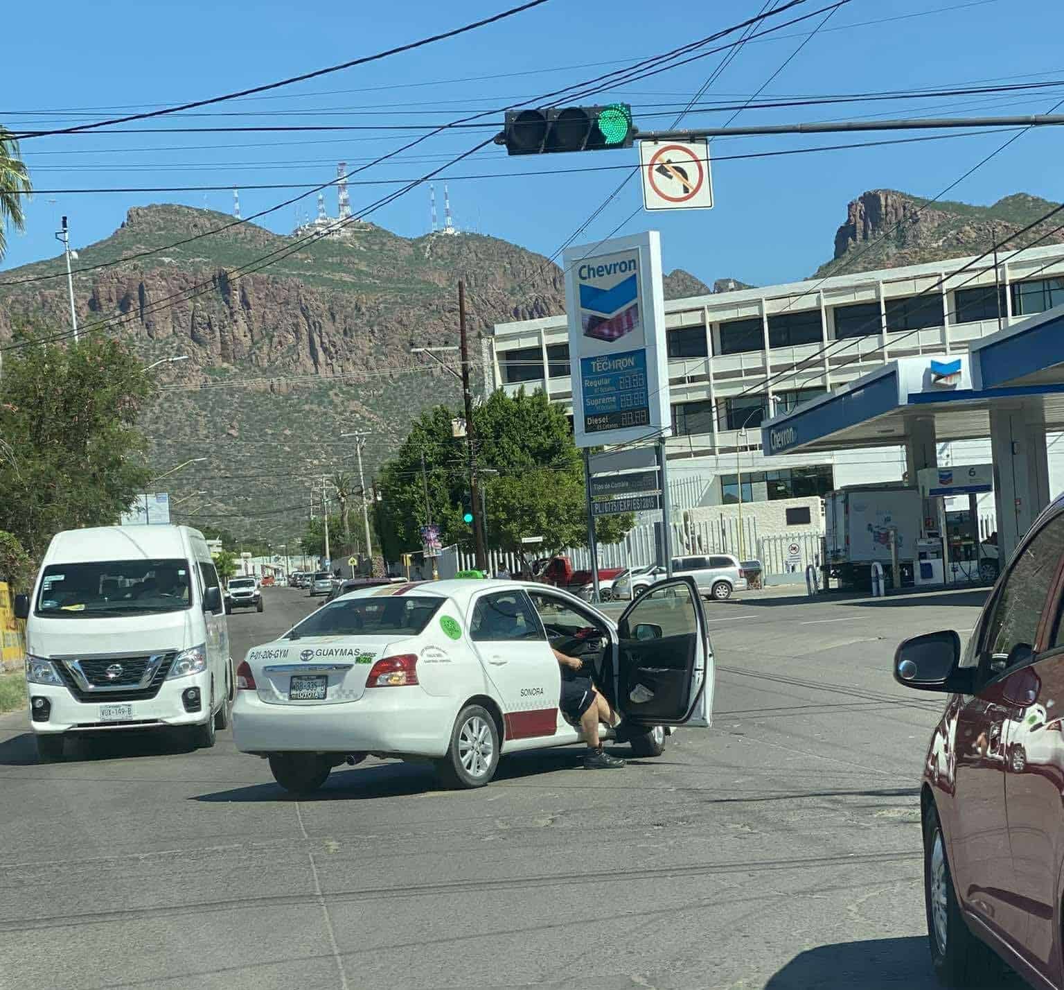 Choca y huye conductora