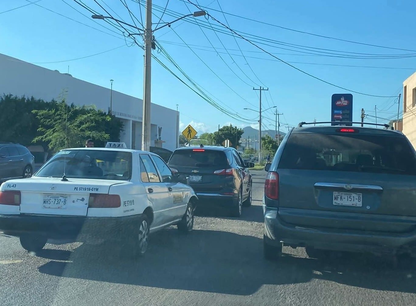 Taxista provoca choque de vehículos