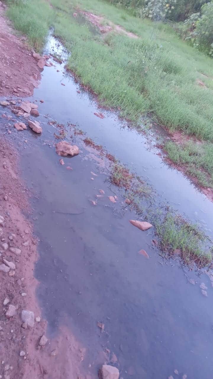 Aguas negras cerca de escuela
