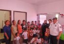Dona alcalde útiles escolares para niños del programa D.A.R.E.