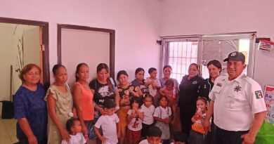 Dona alcalde útiles escolares para niños del programa D.A.R.E.