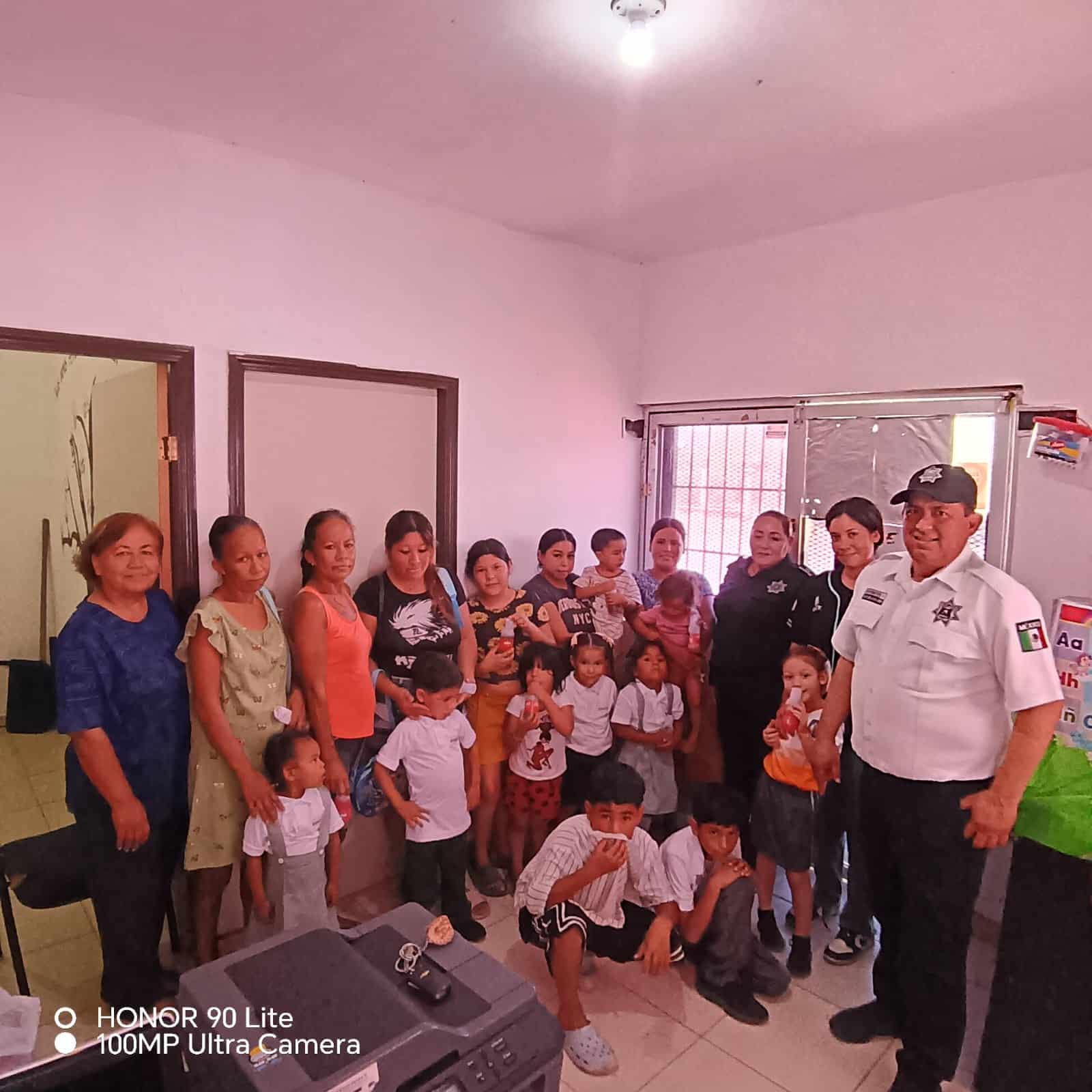 Dona alcalde útiles escolares para niños del programa D.A.R.E.