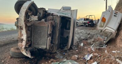 Resultan dos lesionados en volcadura